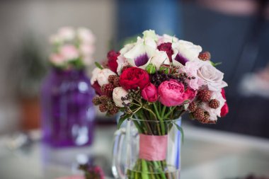 Çilek ile beyaz-pembe gelin buketi