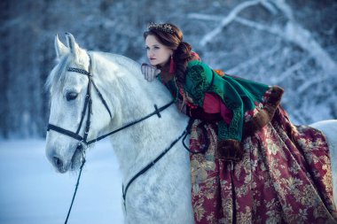 Genç bir kadın ata biniyor