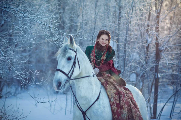 Jeune femme à cheval — Photo