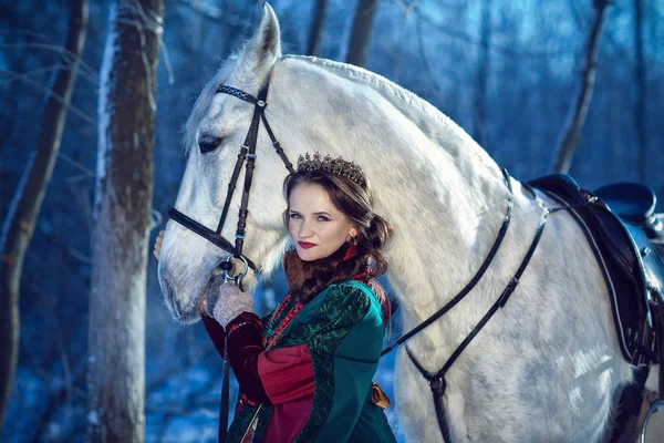Menina de pé ao lado de um cavalo branco — Fotografia de Stock