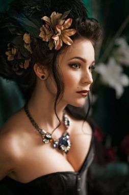 Saçında çiçekler kızla