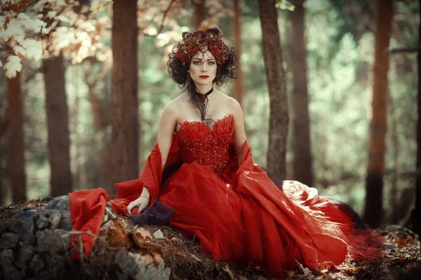 Image de conte de fées d'une fille dans la forêt — Photo