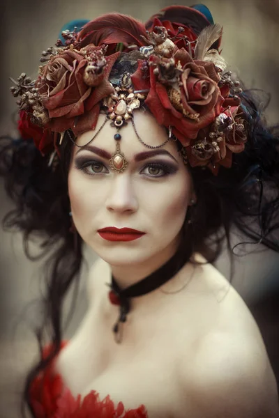 Portrait d'une femme en robe rouge et couronne — Photo