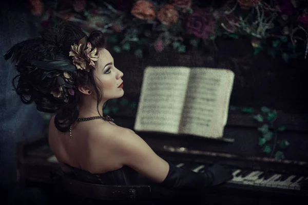 Femme avec piano — Photo