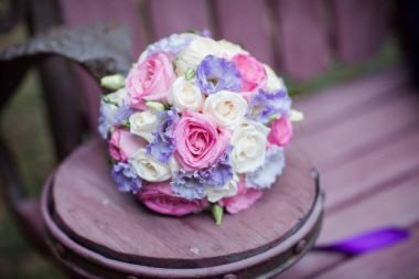 buket düğün ahşap bir masaya yatıyor