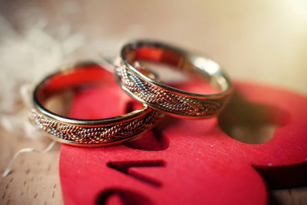 Svatební prsteny zlato — Stock fotografie