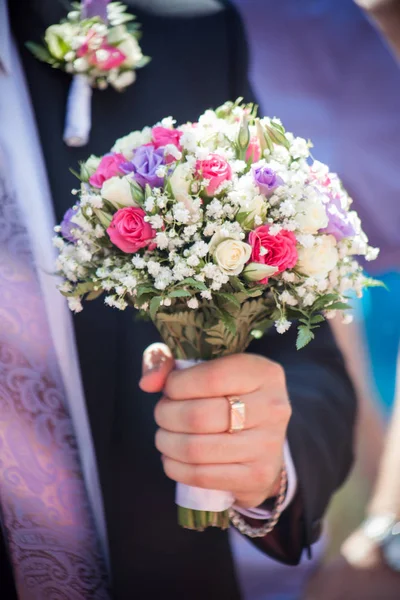 Novio está sosteniendo un ramo de boda — Foto de Stock