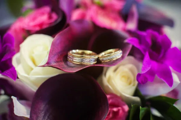 Anillos de boda en un ramo violeta — Foto de Stock