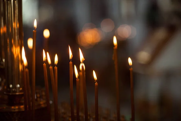 Tenké svíčky hoří v chrámu — Stock fotografie