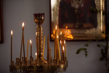 Simgelerin arka planda kilise mum