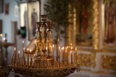Simgelerin arka planda kilise mum