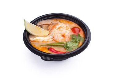 Siyah bir plastik tabak miso çorbası