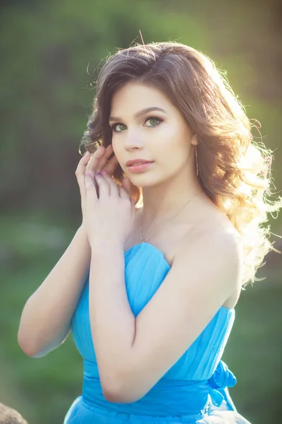 무성 한 푸른 드레스를 입고 아름 다운 소녀 — 스톡 사진