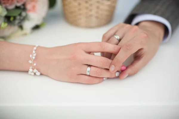 Manos de marido y mujer con anillos — Foto de Stock