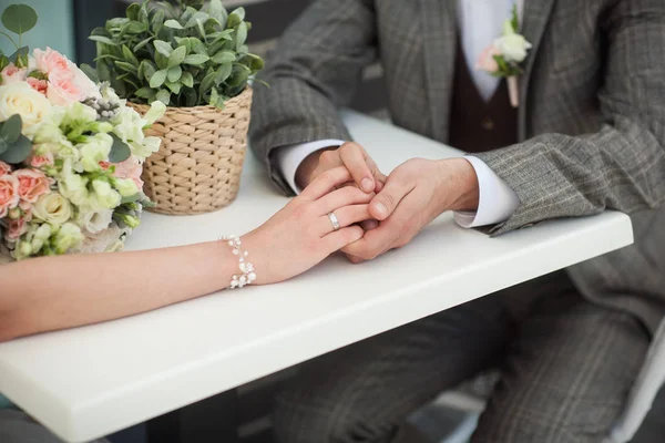 Manos de marido y mujer con anillos — Foto de Stock