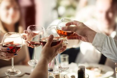 Gözlük şarap ve konyak elinde