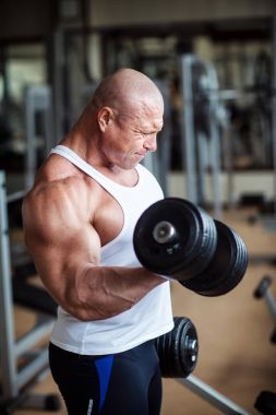 Vücut geliştirmeci dumbbells ile fırsatlar