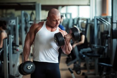 Vücut geliştirmeci dumbbells ile fırsatlar