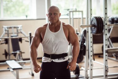 Spor salonunda vücut geliştirmeci