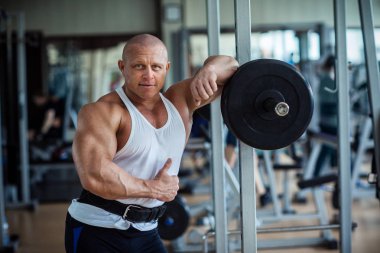 Spor salonunda vücut geliştirmeci