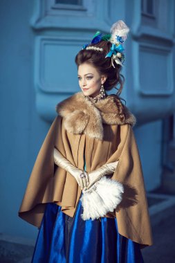 Güzel beyaz kız rokoko tarzı giyinmiş