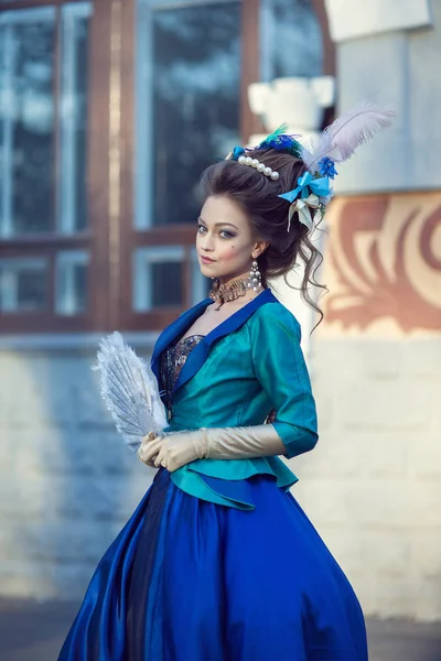 Красивая кавказская девушка в стиле рококо — стоковое фото