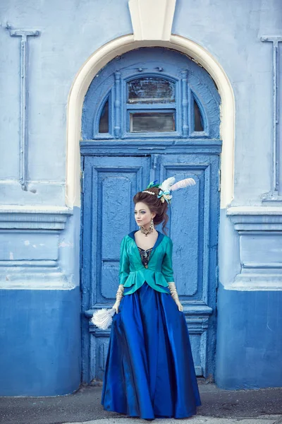 Красивая кавказская девушка в стиле рококо — стоковое фото