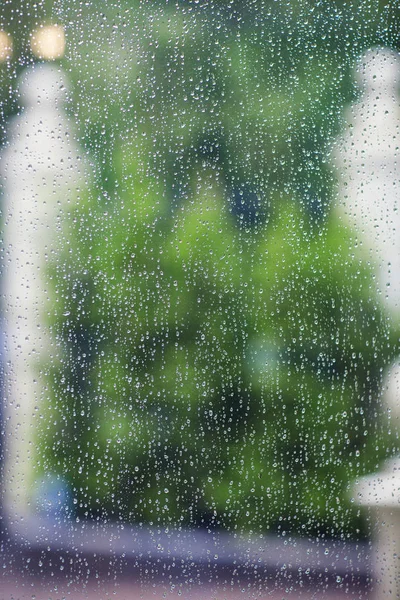 Gotas de chuva em uma janela — Fotografia de Stock