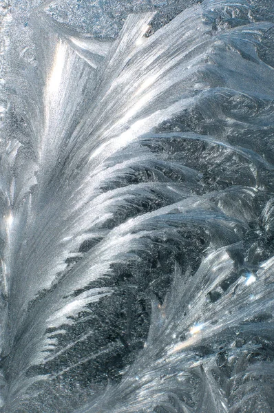 Frostige Muster auf Glas im Winter — Stockfoto