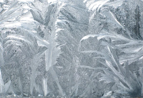 Padrões gelados em vidro no inverno — Fotografia de Stock