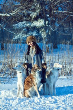 Tazı kar üzerinde bir kızla