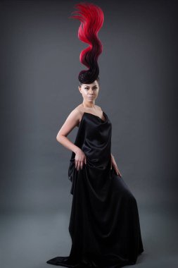 bir kızın ateşli bir saç modeli ile stüdyo portre