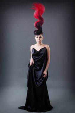bir kızın ateşli bir saç modeli ile stüdyo portre