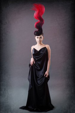 bir kızın ateşli bir saç modeli ile stüdyo portre