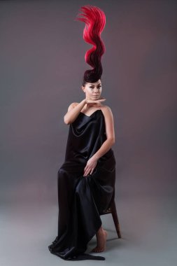 bir kızın ateşli bir saç modeli ile stüdyo portre