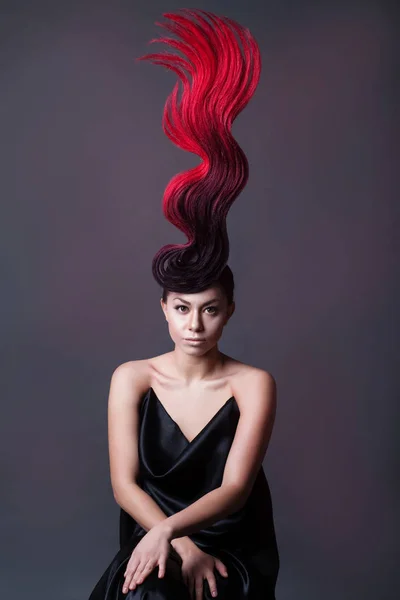 Retrato de estúdio de uma menina com um penteado ardente — Fotografia de Stock