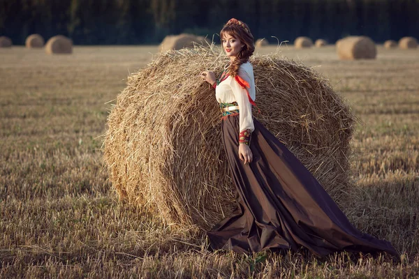 Дівчина в поле в російських плаття — стокове фото