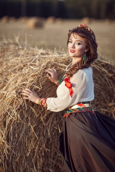 Дівчина в поле в російських плаття — стокове фото