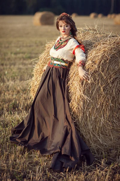 Девушка в поле в русском платье — стоковое фото