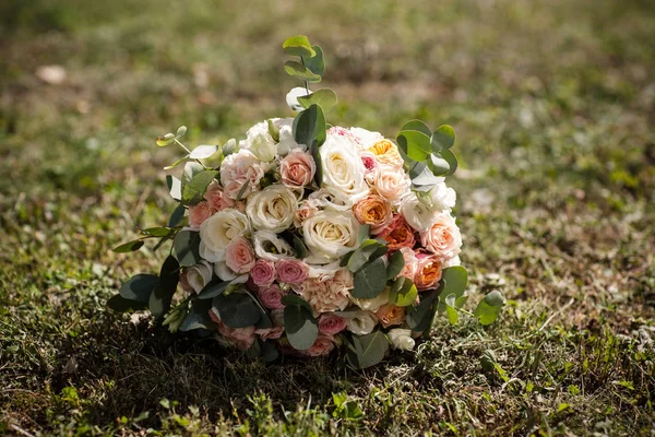 Wedding bouquet on the grass — Stock Photo, Image