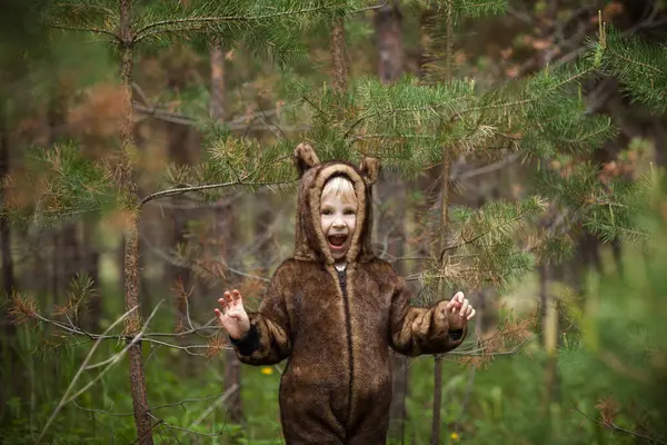 Bir ayı kostümü, küçük kız