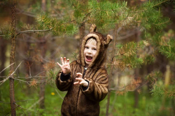 Bir ayı kostümü, küçük kız