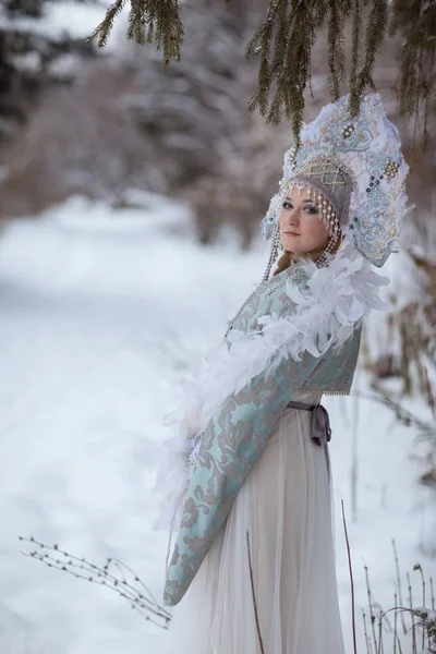 Девушка в костюме Снегурочки — стоковое фото