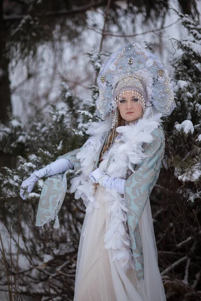 Девушка в костюме Снегурочки — стоковое фото
