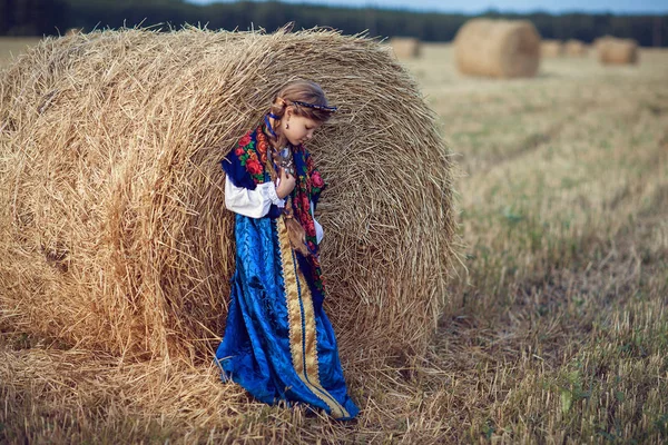 Malá holčička v ruské kostým v poli — Stock fotografie