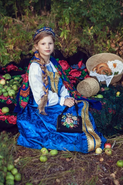 Petite fille en costume russe sur le terrain — Photo