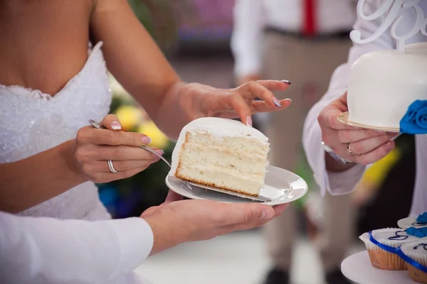 Pastel de boda en las manos — Foto de Stock