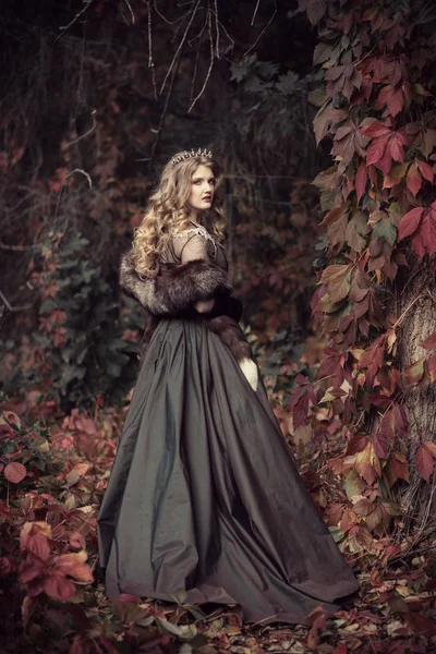 Queen in furs in the autumn forest — Stock Photo, Image