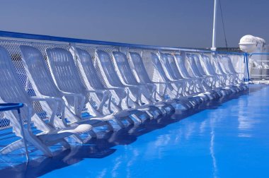 Çok sayıda şezlong geminin güvertesinde