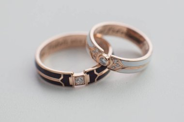 Alyanslar beyaz arkaplanda